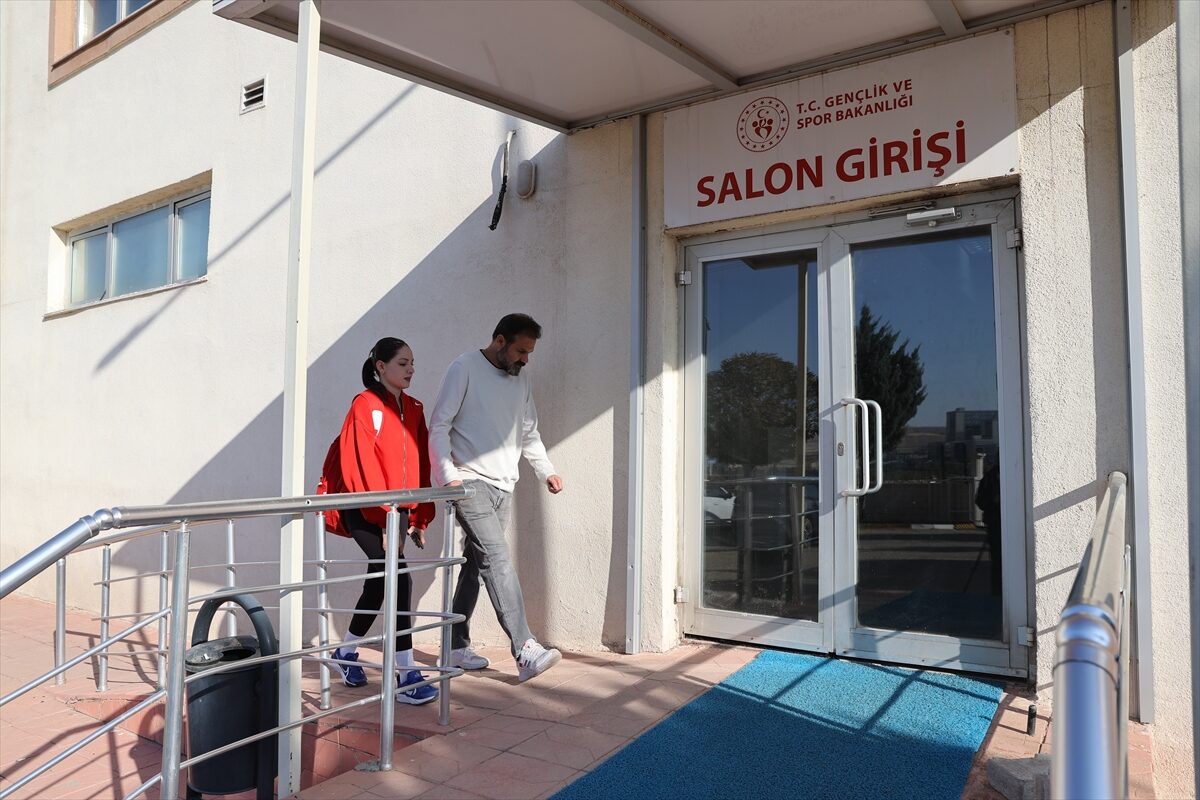 - Avrupa ve dünya şampiyonluğu hedefiyle çalışan 18 yaşındaki Sezen