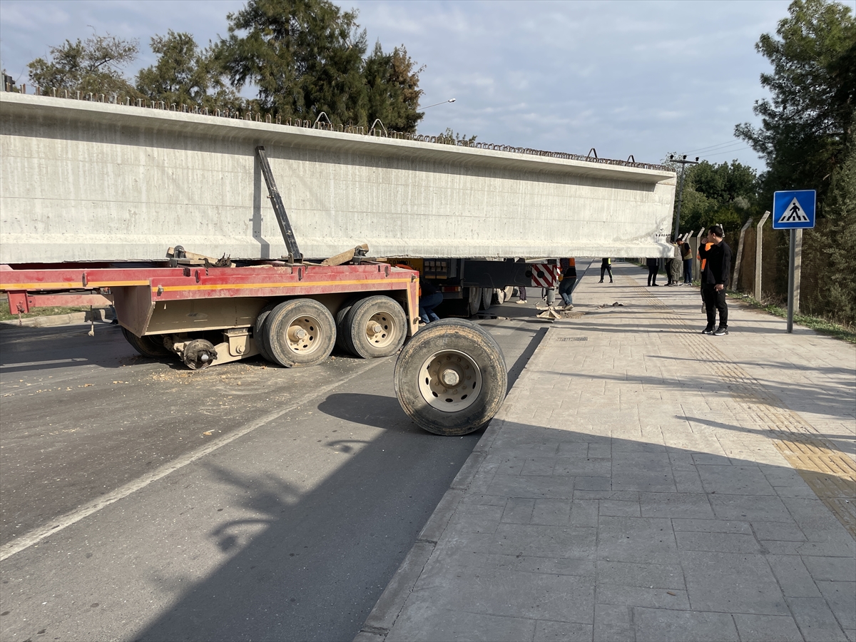 MERSİN (AA) – Mersin'in Erdemli ilçesinde beton blok taşıyan tırın