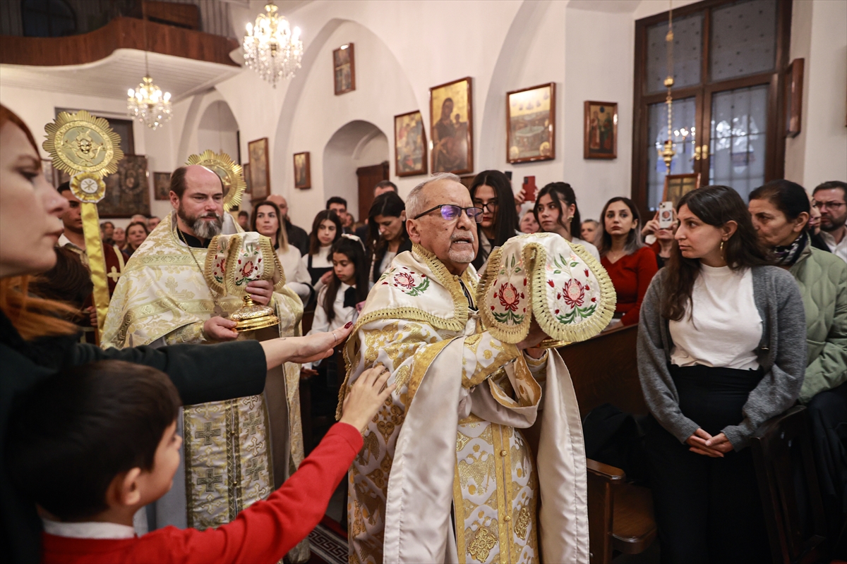 MERSİN (AA) – Noel dolayısıyla Mersin'deki Rum Ortodoks Kilisesi'nde ayin