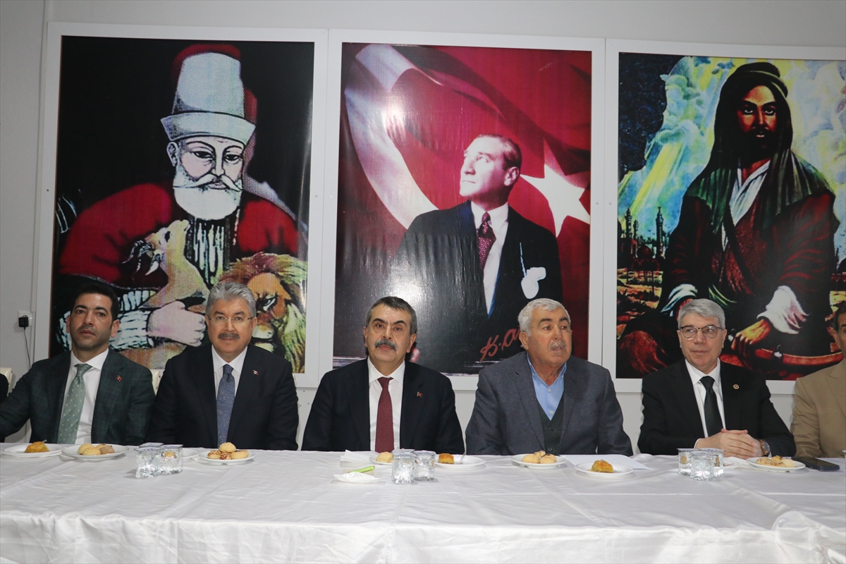 - "Cumhur İttifakı, Türkiye'de şu anda Türkiye'nin sorunlarına çözüm üretecek