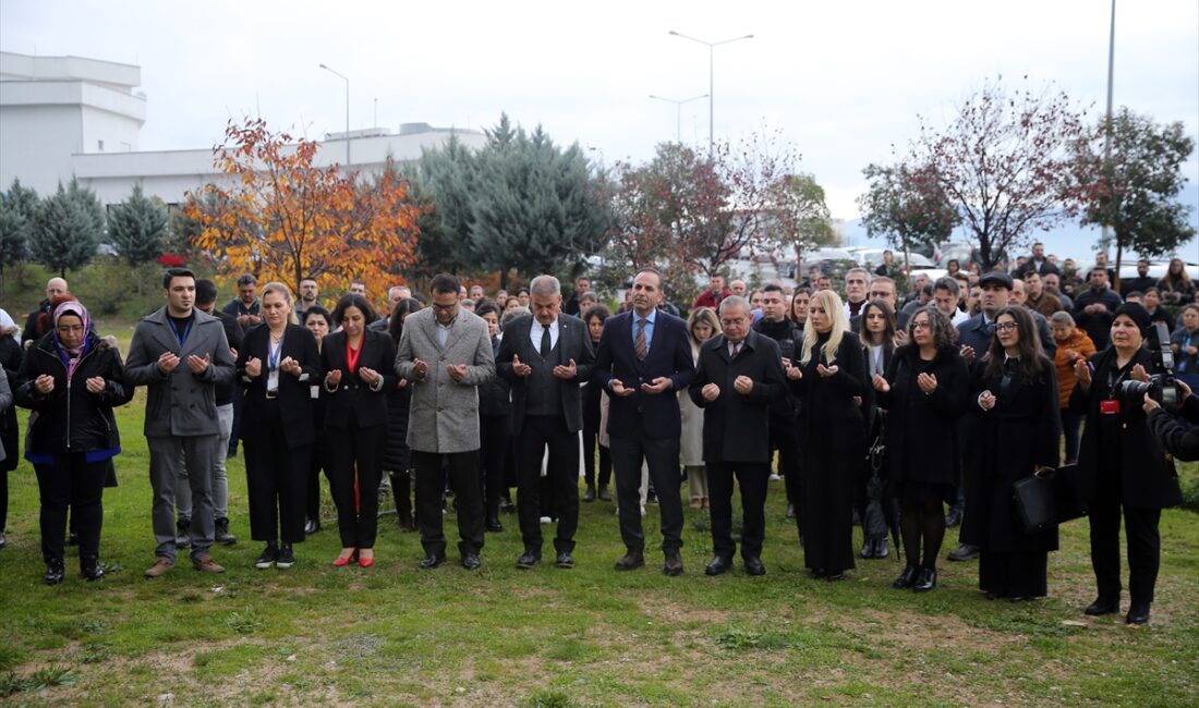 - Kazada yaşamını yitirenlerin anısına helikopterin düştüğü yere karanfil bırakıldı,