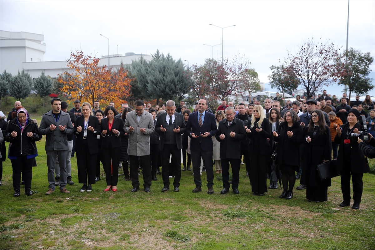 - Kazada yaşamını yitirenlerin anısına helikopterin düştüğü yere karanfil bırakıldı,