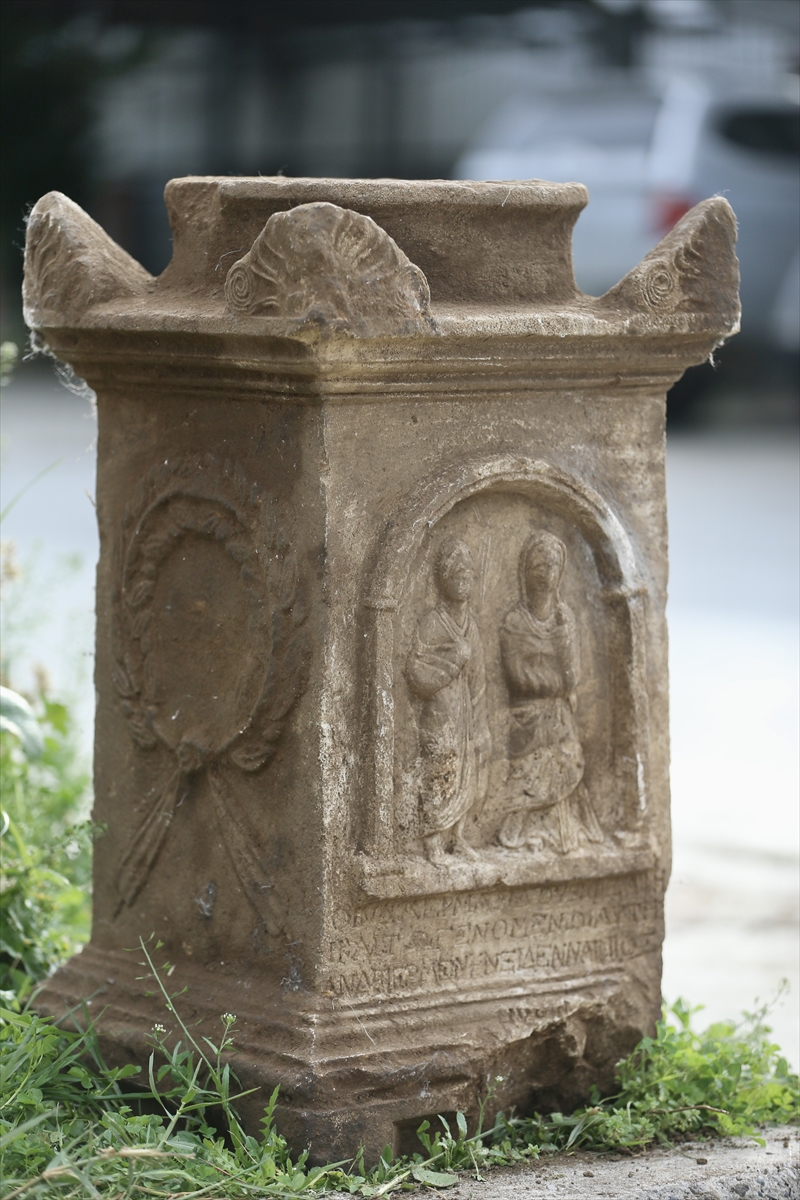 - Sarp arazideki mezar steli, arkeologlar ve işçiler tarafından bulunduğu