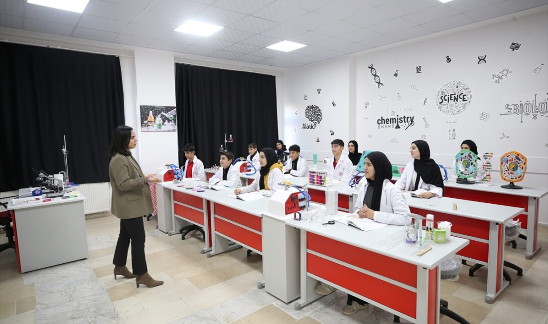 - Varto Anadolu İmam Hatip Lisesi'nde eğitim gören öğrenciler, Milli