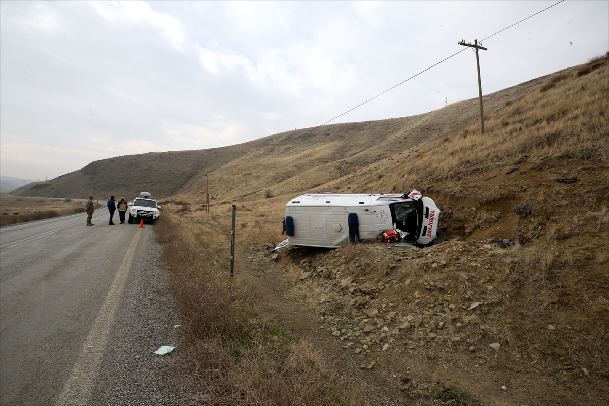 MUŞ (AA) – Muş'ta ambulansın devrilmesi sonucu 3 sağlık personeli