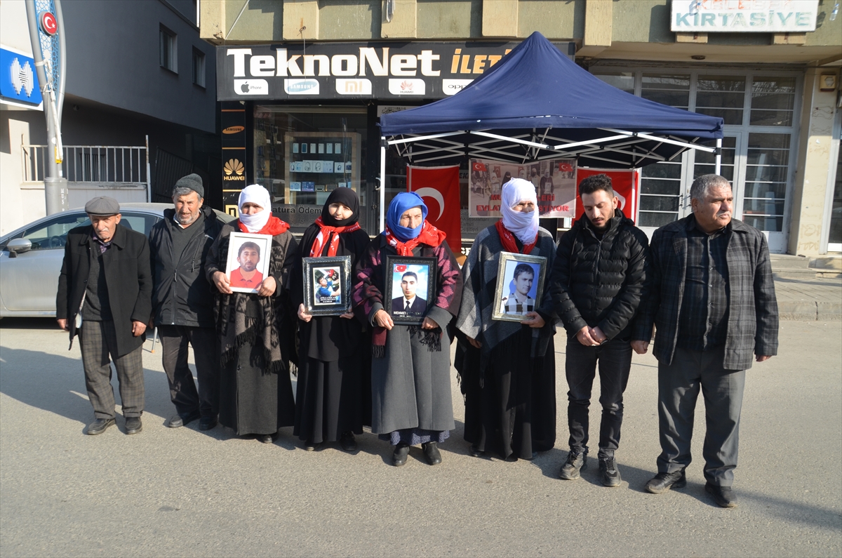 MUŞ (AA) – Muş'ta çocukları PKK tarafından kaçırılan aileler, DEM