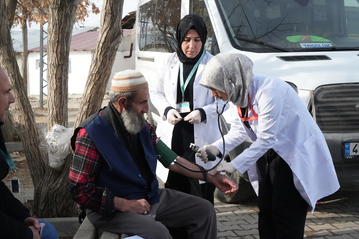 MUŞ (AA) – Muş'ta sağlık ekipleri, köylerde sağlık taramaları gerçekleştiriyor,