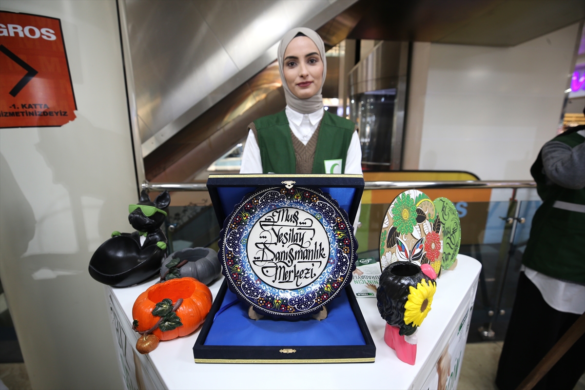 - YEDAM ile Yeşilay Şubesi ekipleri, kent genelinde açtıkları stant