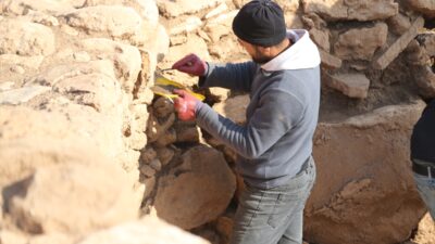 - Şanlıurfa'da 100 kilometrekarelik bölgede farklı noktalardaki kazılarla yaklaşık 12