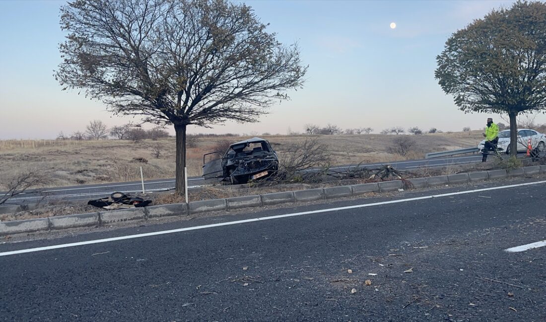 NEVŞEHİR (AA) – Nevşehir'de refüje çarparak devrilen otomobilin sürücüsü ağır