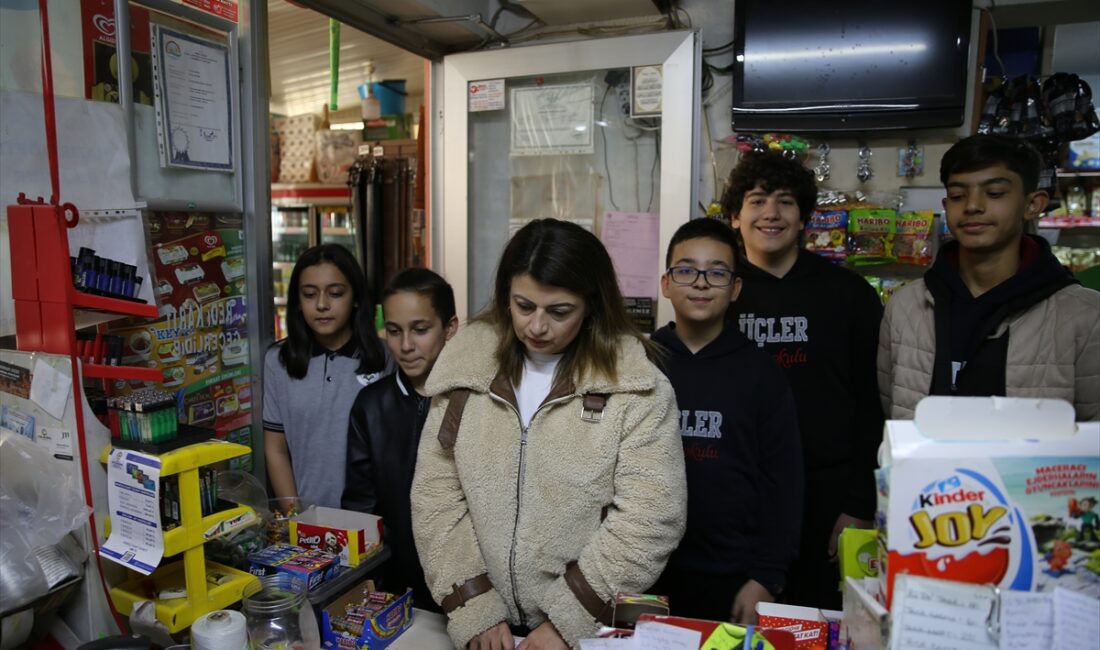 - Denizli'de kermes düzenleyen ortaokul öğrencilerinden Tuğra Büyük:
- "Kermeste kek,