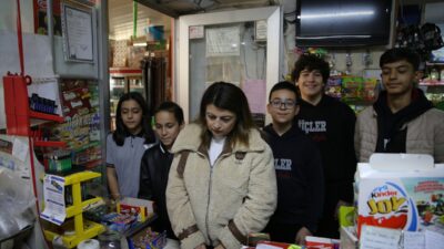 - Denizli'de kermes düzenleyen ortaokul öğrencilerinden Tuğra Büyük:
- "Kermeste kek,