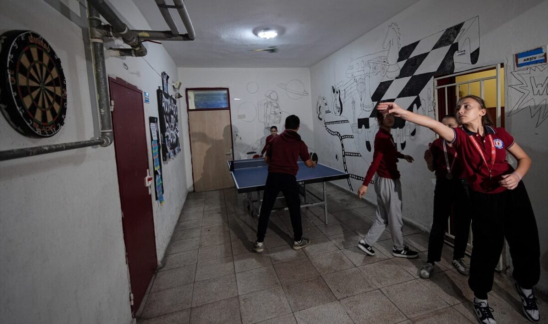 - İzmir'de bir ortaokulda ders saatleri dışında gerçekleştirilen sanat, kültür