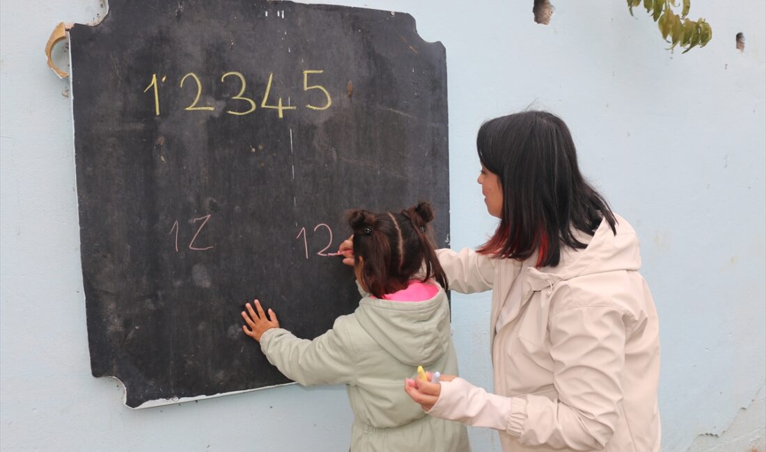 - Adana'daki Adasokağı İlkokulu'nun ana sınıfında görevli öğretmen Şeyda Uğurlu,