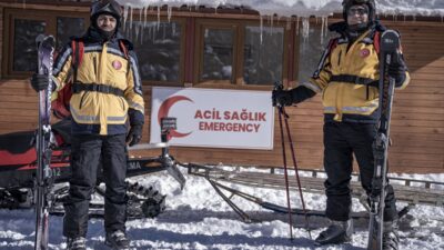 - Pistlerde 112 Acil Sağlık kıyafetleri ve sırtlarında çantalarla kayak