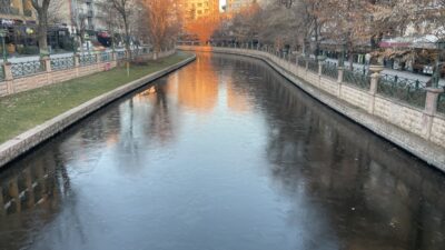 ESKİŞEHİR (AA) – Eskişehir kent merkezinden geçen Porsuk Çayı'nın yüzeyinde