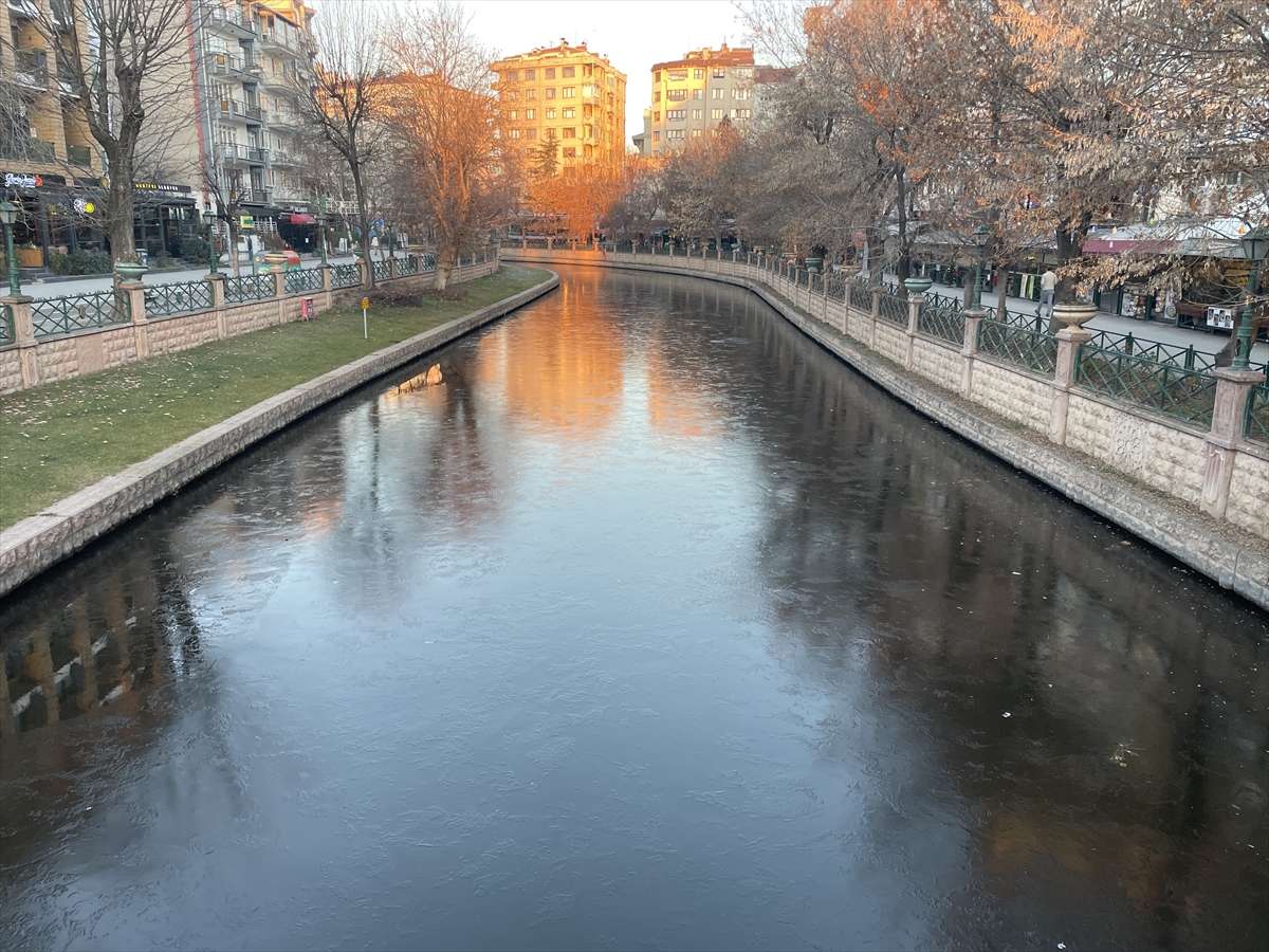 ESKİŞEHİR (AA) – Eskişehir kent merkezinden geçen Porsuk Çayı'nın yüzeyinde