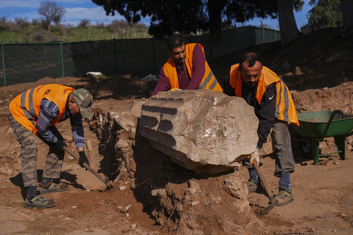 - Efes Antik Kenti Stadyum Caddesi'nde yürütülen kazı çalışmalarında mermer