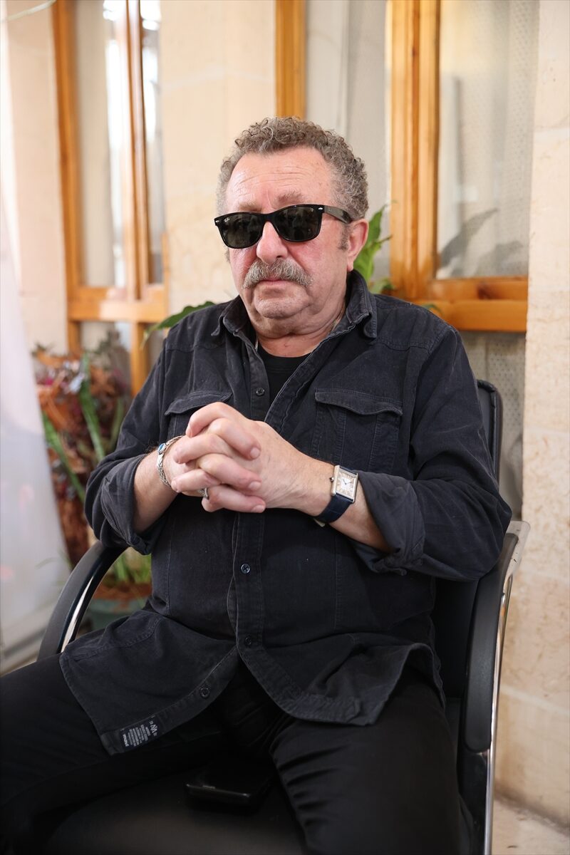 - "Ben kamera karşısında oynamayı Mahallenin Muhtarları'nda öğrendim. Orada (karakterimi)