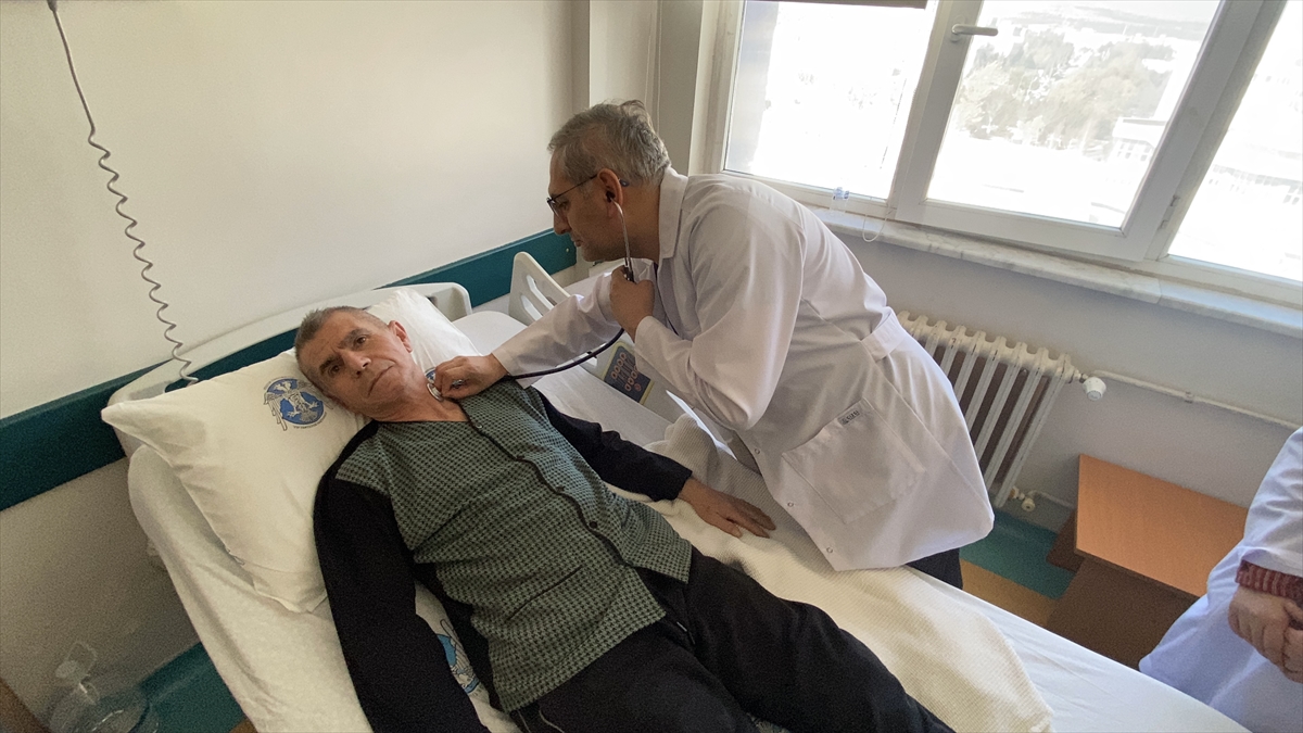 - Konya'da hastanın şah damarındaki daralma ve baloncuk sorununu stentle