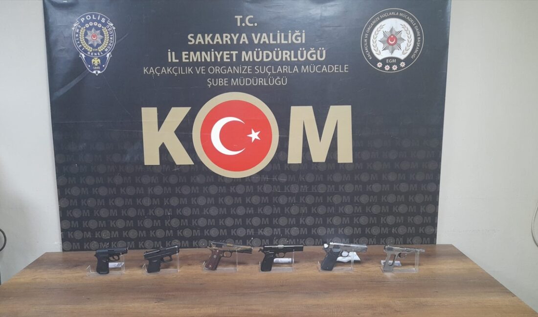 SAKARYA (AA) – Sakarya'da 8 tabancaya el konulduğu ve 4