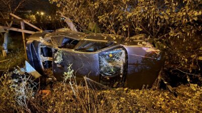 SAKARYA (AA) – Sakarya’nın Adapazarı ilçesinde, hafif ticari araçla çarpışan