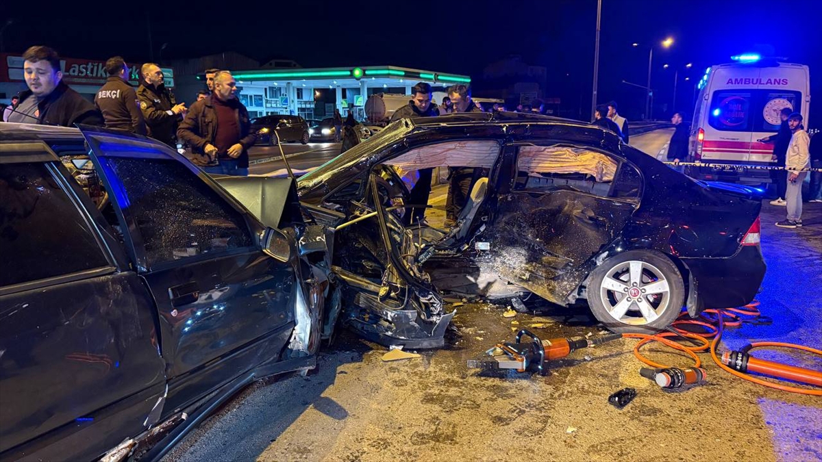 SAKARYA (AA) – Sakarya'nın Hendek ilçesinde iki otomobilin çarpışması sonucu