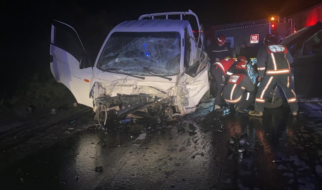 SAKARYA (AA) – Sakarya'nın Pamukova ilçesinde panelvanla kamyonetin çarpıştığı kazada