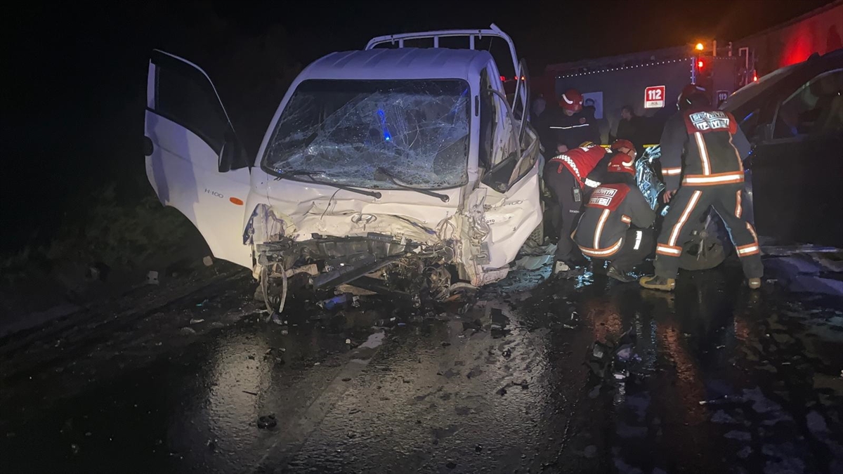 SAKARYA (AA) – Sakarya'nın Pamukova ilçesinde panelvanla kamyonetin çarpıştığı kazada