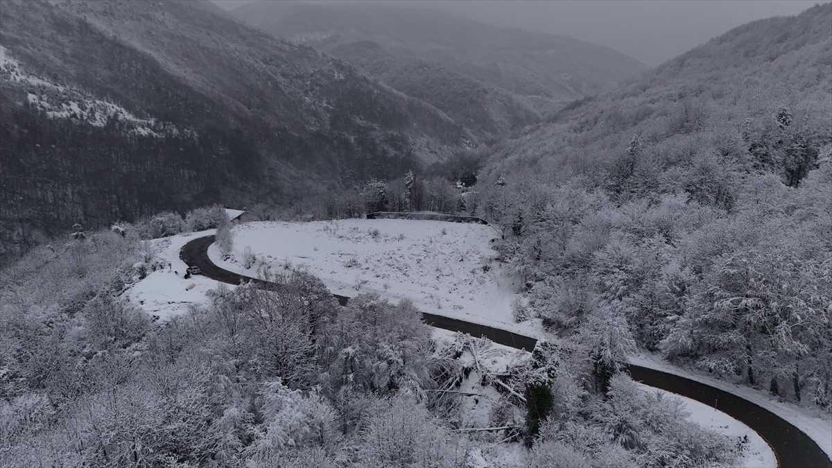 SAKARYA (AA) – Sakarya'nın yüksek kesimlerinde kar yağışı etkisini sürdürüyor.
