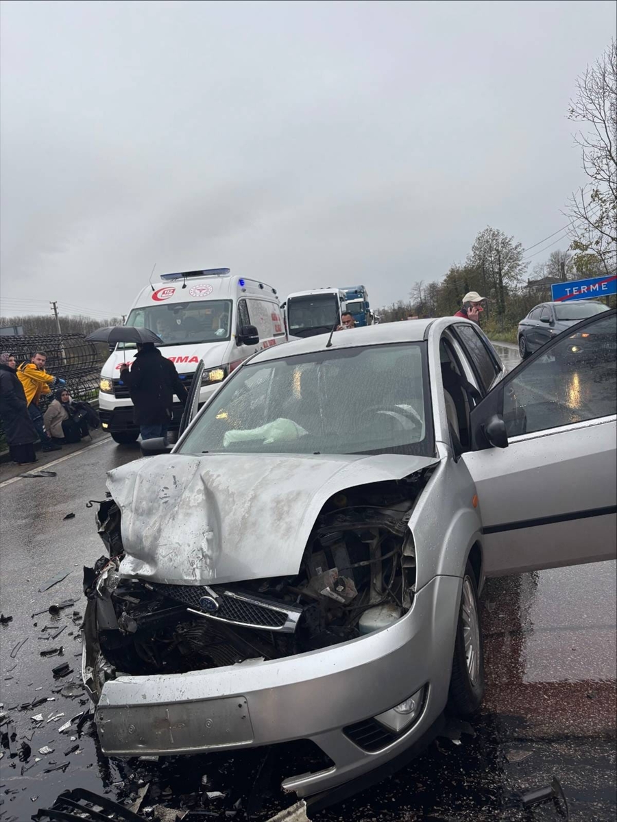 SAMSUN (AA) – Samsun'un Terme ilçesinde 3 aracın karıştığı trafik