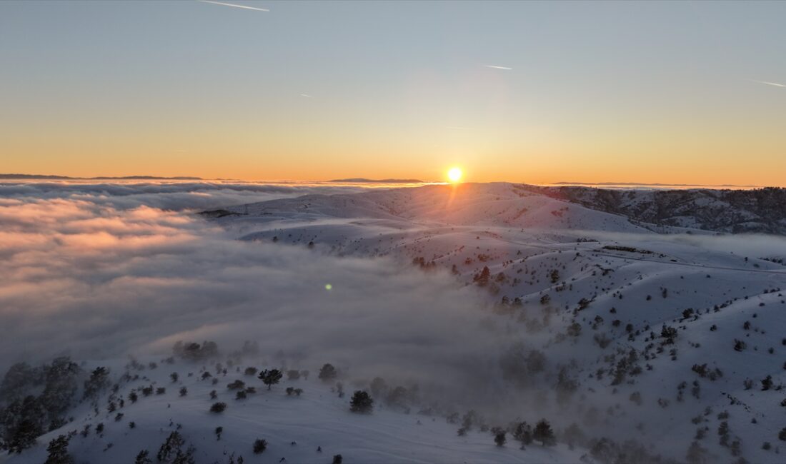 SAMSUN (AA) – Samsun'un Alaçam ilçesinde karla kaplanan Dürtmen Dağı'nda