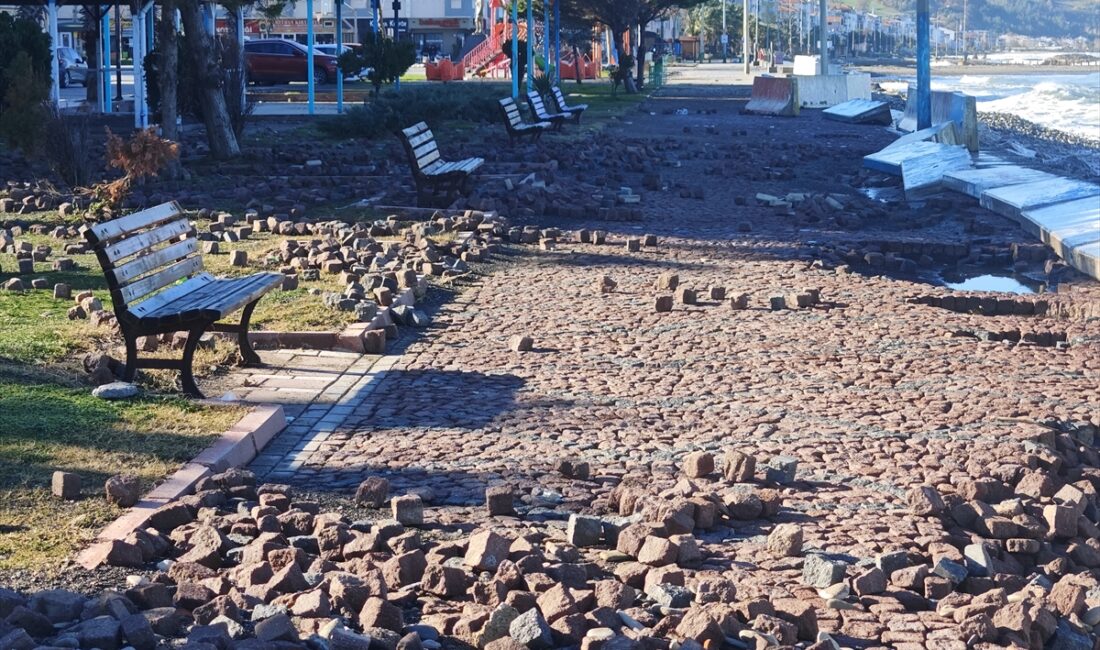 SAMSUN (AA) – Samsun'un Yakakent ilçesinde kuvvetli fırtına ve dalgalar