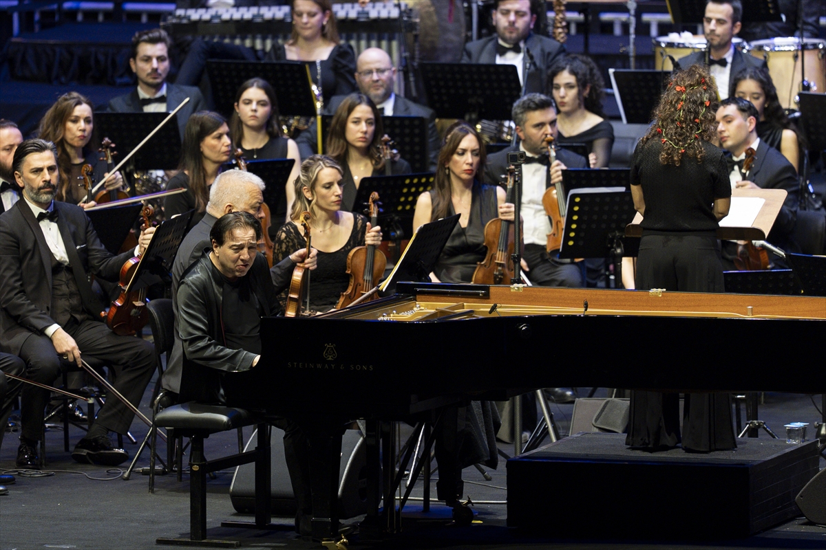 - Sanatçı, geleneksel yıl sonu konserinde seslendirdiği yeni eserleriyle, iklim