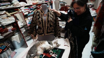 - Çanakkale'de antika tutkunu Semra Özçelik'in dükkanında, geçmişte kullanılan gelinlik,