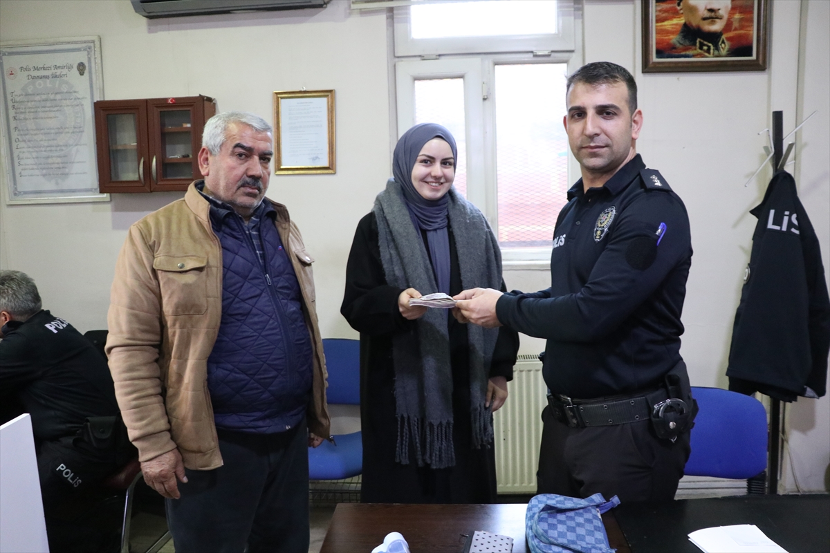 SİİRT (AA) – Siirt'te hamallık yapan Mehmet Emin Aktaş (61),