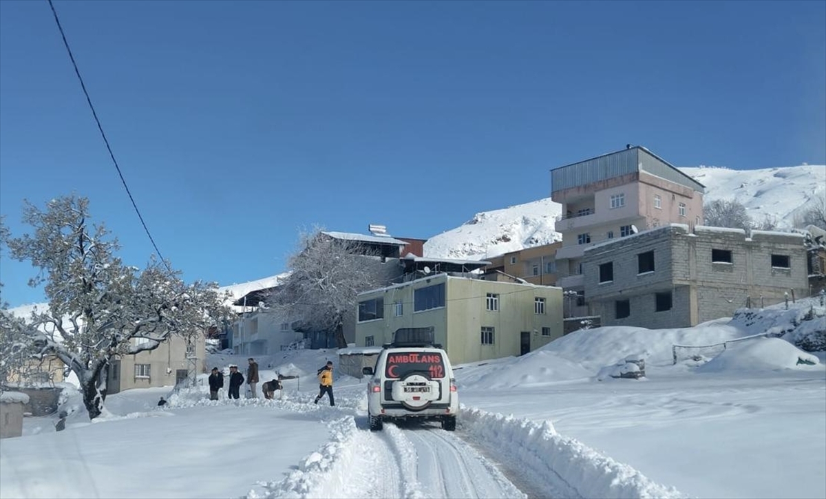 SİİRT (AA) – Siirt'in Şirvan ilçesinde, kar nedeniyle yolu kapanan