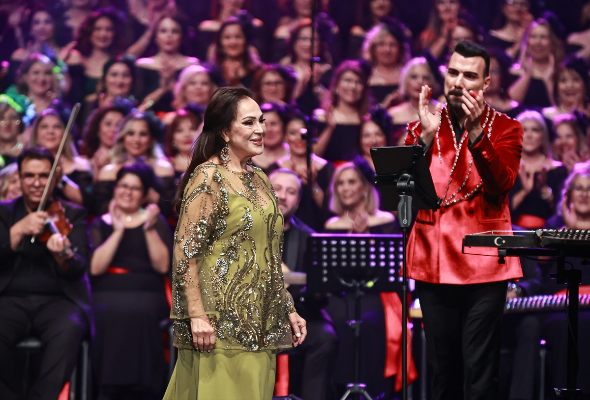 - Şoray:
- "Muhteşem bir koro var. Bu akşam gerçekten Mersin'in