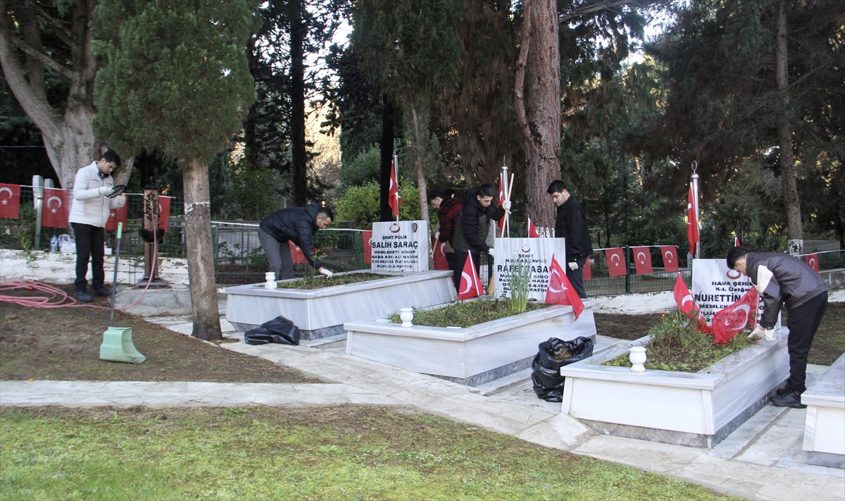 SİNOP (AA) – Sinop'ta bir grup üniversite öğrencisi, gönüllü olarak