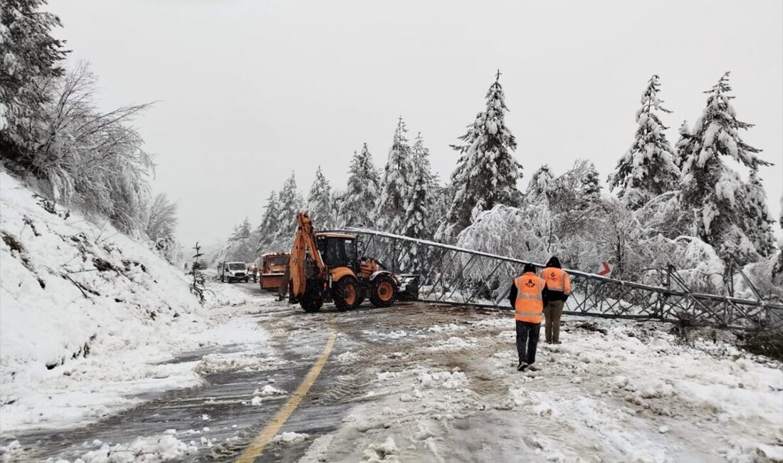 SİNOP (AA) – Sinop'ta kar yağışı ve şiddetli rüzgar kentin