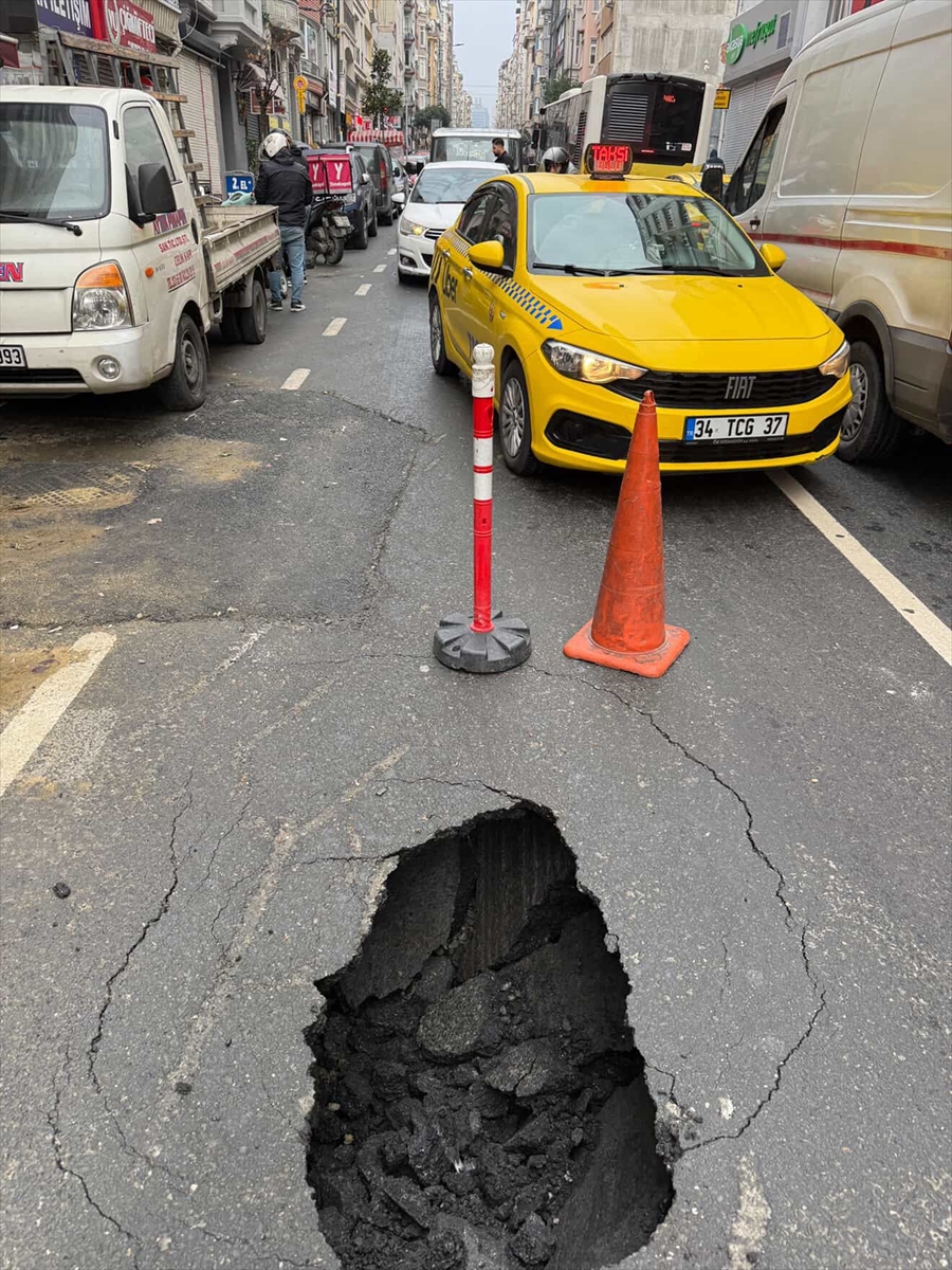 İSTANBUL (AA) – Şişli'de çöp kamyonunun geçmesi sonrasında çöken yol