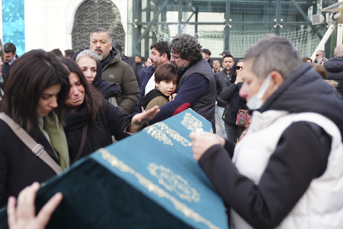 İSTANBUL (AA) – Şişli'de otomobilin önce motosiklete, ardından kaldırımdaki yayalara