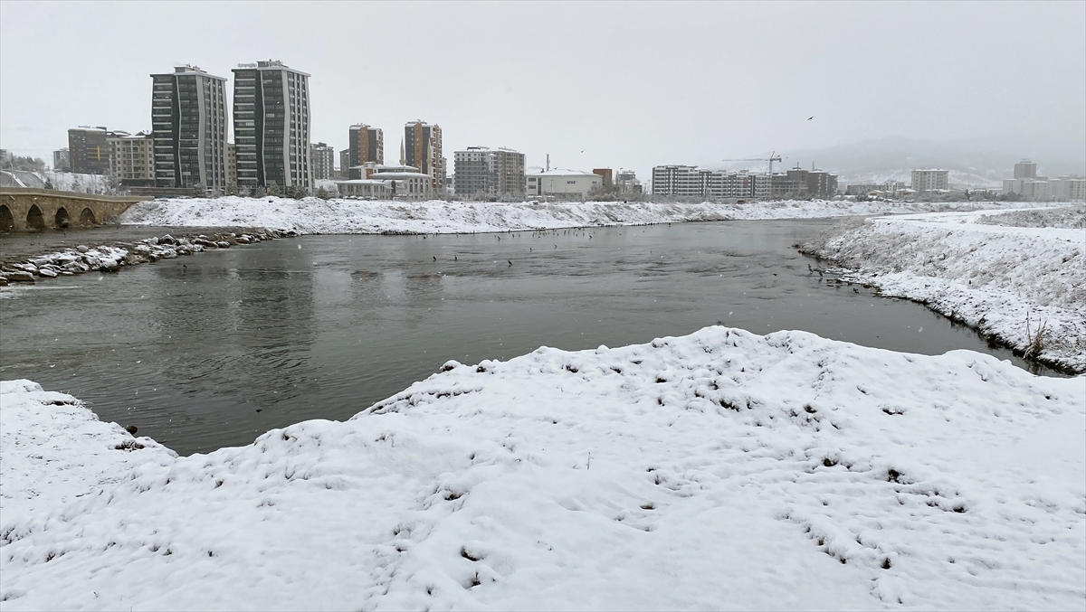 SİVAS (AA) – Sivas'ta gece saatlerinde başlayan kar yağışı etkili