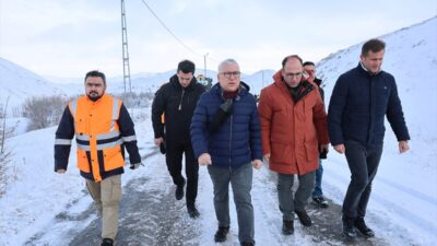 SİVAS (AA) – Sivas'ta kurtarma ekipleri, yolu kardan kapanan köydeki