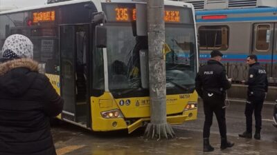 İSTANBUL (AA) – İstanbul'un Sultangazi ilçesinde kayganlaşan yolda virajı alamayan