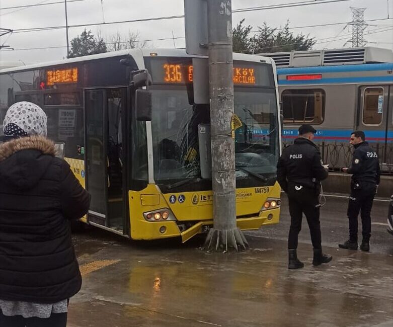İSTANBUL (AA) – İstanbul'un Sultangazi ilçesinde kayganlaşan yolda virajı alamayan