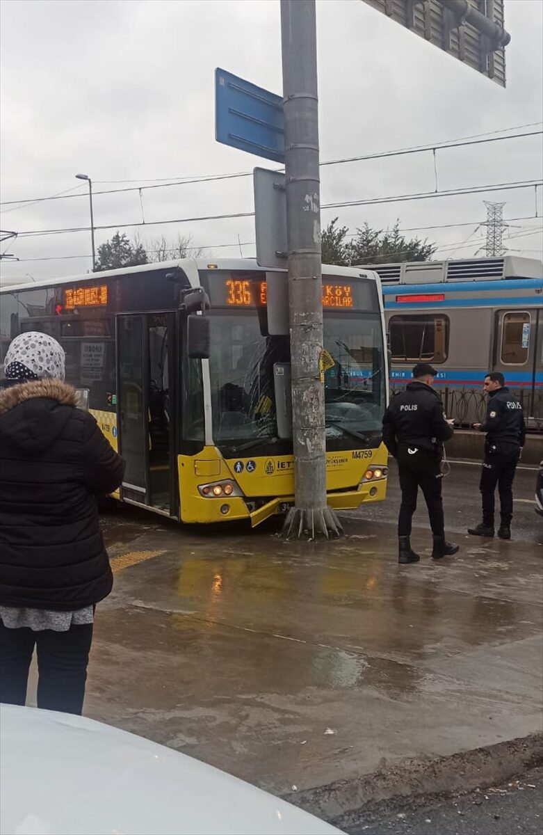 İSTANBUL (AA) – İstanbul'un Sultangazi ilçesinde kayganlaşan yolda virajı alamayan