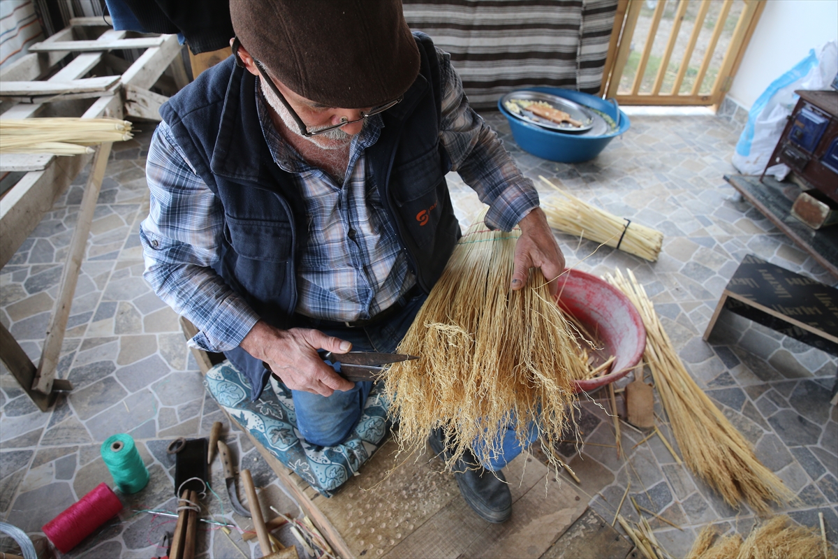 - Tokat'ın Gökçeoluk köyünde 54 yıldır mesleğini sürdüren Hüseyin Fırat:
-