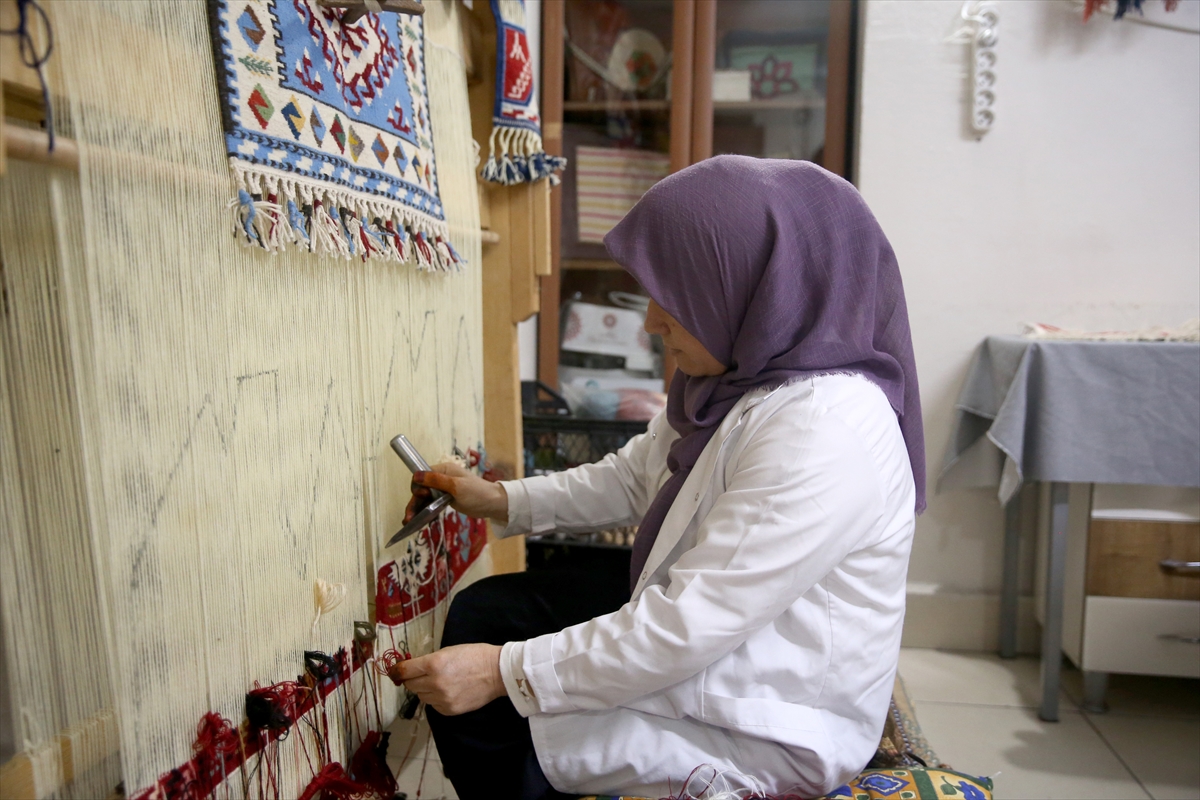 - Geçmişi Türk boylarına dayanan unutulmaya yüz tutmuş Sarız kilimi,