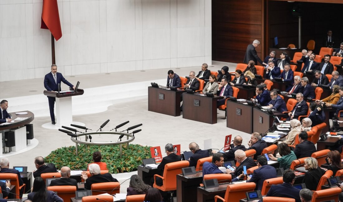 - Adalet Bakanı Tunç: 
- "Biz adaleti sadece köhne binalardan,